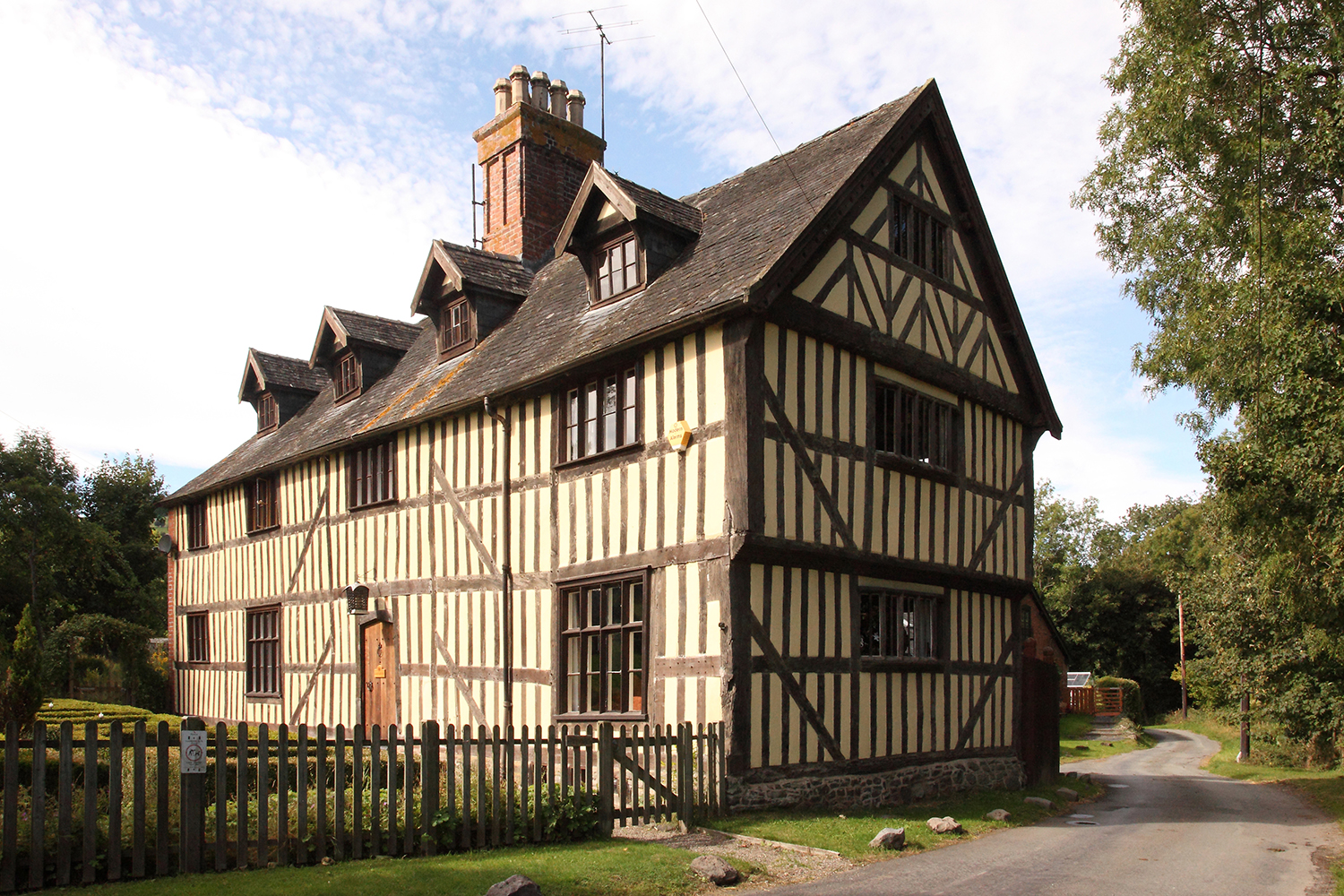 Tudor, Manor, House, Oak, Beams, Historical, letting, Rental, Holiday, agents, Air B&B.